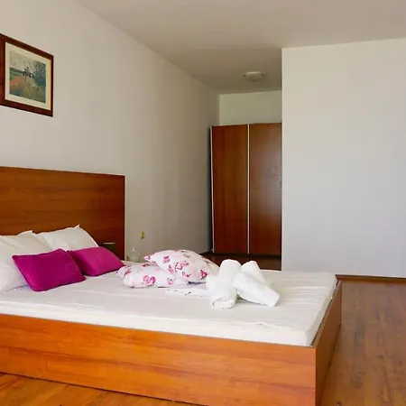 мидия на първа линия - Midia First Line Lejlighed *